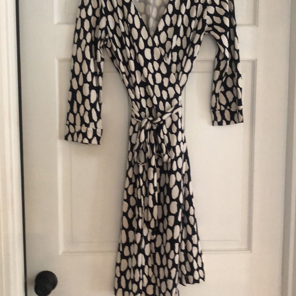 Elegant Black and White Patterned Dress by Diane Von Furstenberg, size 10